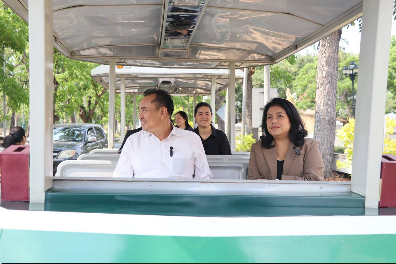 title - นายอำเภอบางไทร และคณะผู้บริหารท้องถิ่น ลงพื้นที่เยี่ยมชมสถานที่ภายใน ศูนย์ส่งเสริมและพัฒนาอาชีพเสริมนอกภาคการเกษตร (ศูนย์ศิลปาชีพบางไทรฯ (เดิม)) และแผนกฝึกอบรมทั้ง 12 แผนก